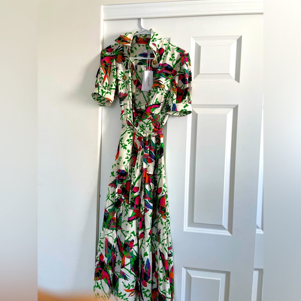 beautiful dress im 5’2 hits right above my ankle